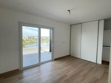 Casa en Venta a la Laguna Excelente orientacion y gran espejo de agua PG
