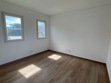 Casa en Venta a la Laguna Excelente orientacion y gran espejo de agua PG