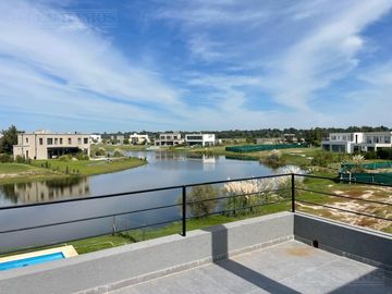 Casa en Venta a la Laguna Excelente orientacion y gran espejo de agua PG