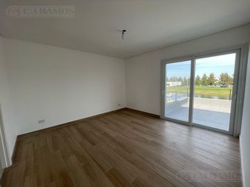 Casa en Venta a la Laguna Excelente orientacion y gran espejo de agua PG
