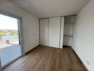 Casa en Venta a la Laguna Excelente orientacion y gran espejo de agua PG