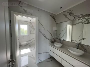 Casa en Venta a la Laguna Excelente orientacion y gran espejo de agua PG