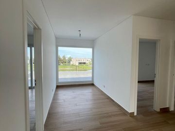 Casa en Venta a la Laguna Excelente orientacion y gran espejo de agua PG