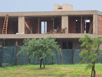 Venta/Permuta Casa 4 Dormitorios Vida Club de Campo. Funes