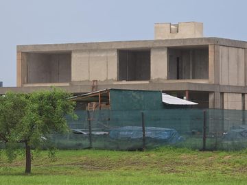 Venta/Permuta Casa 4 Dormitorios Vida Club de Campo. Funes