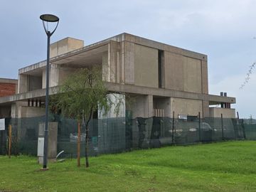 Venta/Permuta Casa 4 Dormitorios Vida Club de Campo. Funes