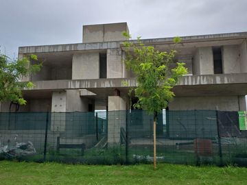 Venta/Permuta Casa 4 Dormitorios Vida Club de Campo. Funes