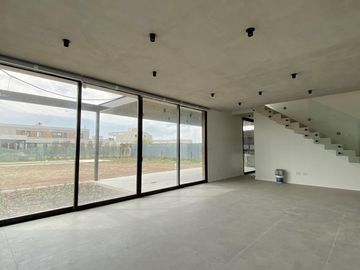 Venta/Permuta Casa 4 Dormitorios Vida Club de Campo. Funes