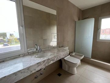 Casa en venta a la Cancha de Golf sobre la Herradura. El Canton. Escobar