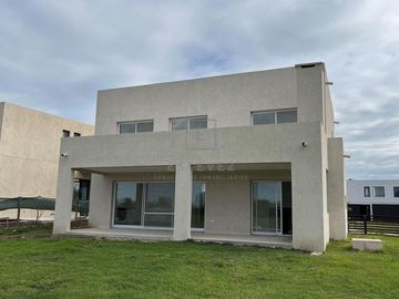 Casa en venta a la Cancha de Golf sobre la Herradura. El Canton. Escobar