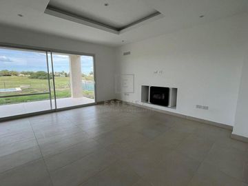 Casa en venta a la Cancha de Golf sobre la Herradura. El Canton. Escobar
