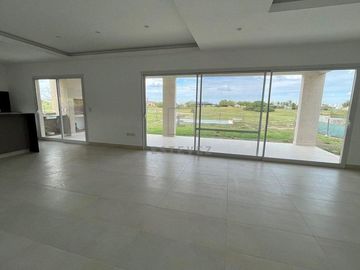 Casa en venta a la Cancha de Golf sobre la Herradura. El Canton. Escobar