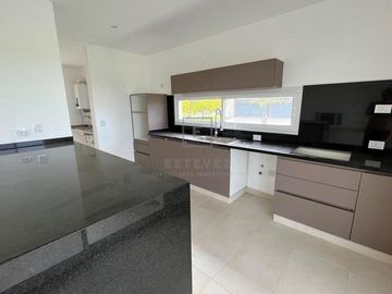 Casa en venta a la Cancha de Golf sobre la Herradura. El Canton. Escobar