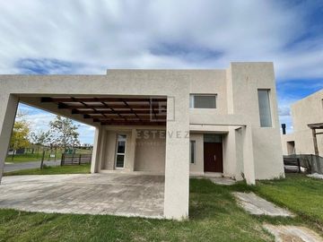 Casa en venta a la Cancha de Golf sobre la Herradura. El Canton. Escobar