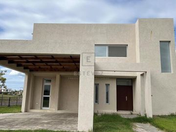 Casa en venta a la Cancha de Golf sobre la Herradura. El Canton. Escobar