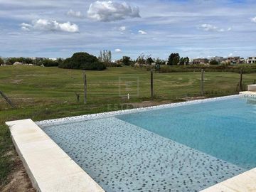 Casa en venta a la Cancha de Golf sobre la Herradura. El Canton. Escobar