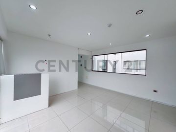 ALQUILER DE CONSULTORIO MÉDICO / OFICINA EN ZONA ESTRATÉGICA