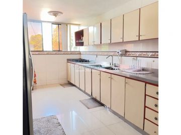 Se vende amplio apartamento en Riomar