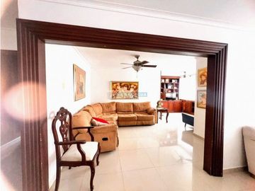 Se vende amplio apartamento en Riomar