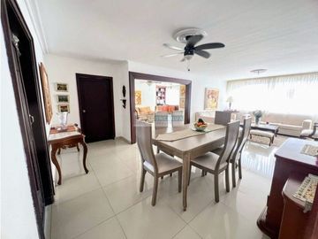 Se vende amplio apartamento en Riomar