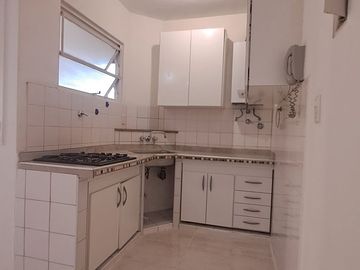 Alquila depto 3 y medio amb. luminoso piso alto