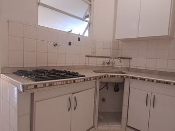 Alquila depto 3 y medio amb. luminoso piso alto