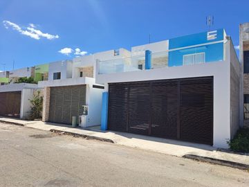 Venta casa con 4 recámaras y paneles solares en Las Américas II, Mérida Yucatán.