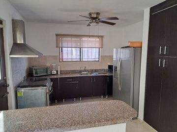 Venta casa con 4 recámaras y paneles solares en Las Américas II, Mérida Yucatán.