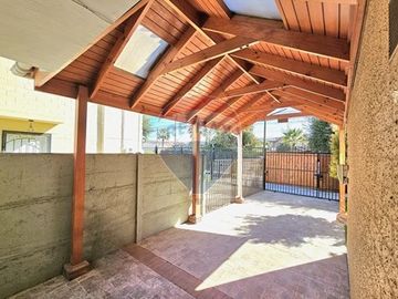 RENOVADA Y AMPLIA CASA DE 4 DORMITORIOS Y PATIO