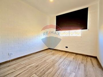 RENOVADA Y AMPLIA CASA DE 4 DORMITORIOS Y PATIO