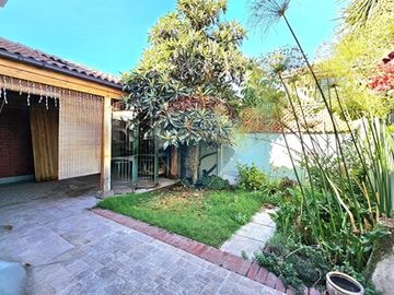 RENOVADA Y AMPLIA CASA DE 4 DORMITORIOS Y PATIO
