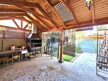 RENOVADA Y AMPLIA CASA DE 4 DORMITORIOS Y PATIO