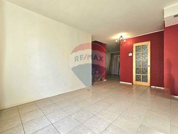 RENOVADA Y AMPLIA CASA DE 4 DORMITORIOS Y PATIO