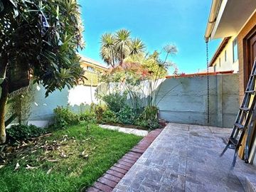 RENOVADA Y AMPLIA CASA DE 4 DORMITORIOS Y PATIO