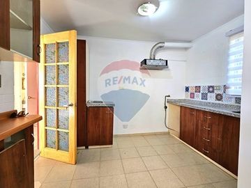RENOVADA Y AMPLIA CASA DE 4 DORMITORIOS Y PATIO