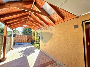 RENOVADA Y AMPLIA CASA DE 4 DORMITORIOS Y PATIO