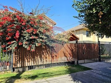 RENOVADA Y AMPLIA CASA DE 4 DORMITORIOS Y PATIO