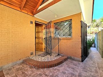 RENOVADA Y AMPLIA CASA DE 4 DORMITORIOS Y PATIO