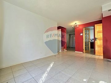 RENOVADA Y AMPLIA CASA DE 4 DORMITORIOS Y PATIO
