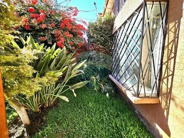 RENOVADA Y AMPLIA CASA DE 4 DORMITORIOS Y PATIO