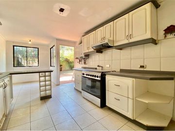 Oportunidad! Casa en privilegiado sector Vitacura