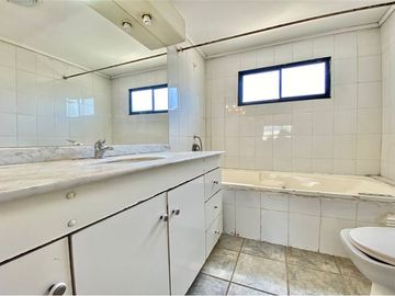Oportunidad! Casa en privilegiado sector Vitacura