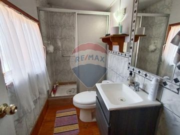 SE VENDE CASA ESQUINA, AMPLIO TERRENO EN MARIQUINA