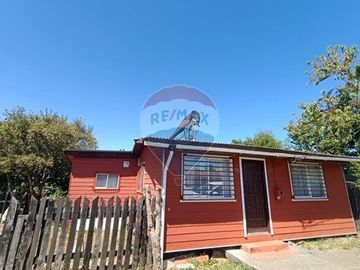 SE VENDE CASA ESQUINA, AMPLIO TERRENO EN MARIQUINA