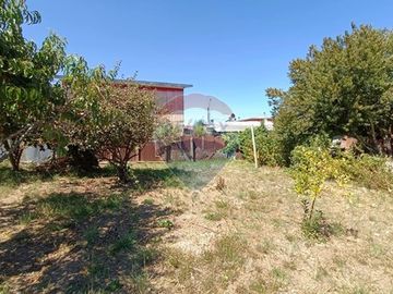 SE VENDE CASA ESQUINA, AMPLIO TERRENO EN MARIQUINA