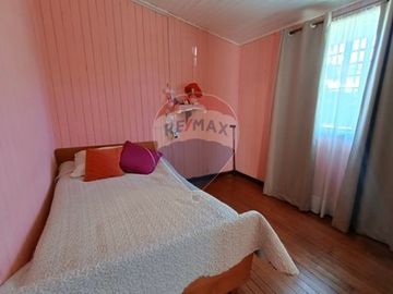 SE VENDE CASA ESQUINA, AMPLIO TERRENO EN MARIQUINA