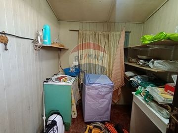 SE VENDE CASA ESQUINA, AMPLIO TERRENO EN MARIQUINA