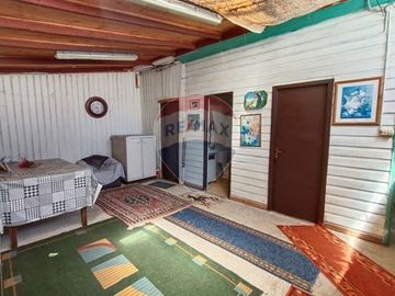 SE VENDE CASA ESQUINA, AMPLIO TERRENO EN MARIQUINA