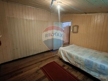 SE VENDE CASA ESQUINA, AMPLIO TERRENO EN MARIQUINA
