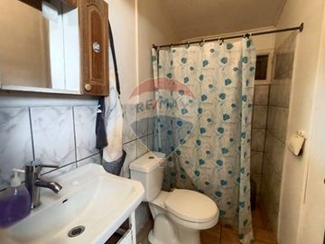 SE VENDE CASA ESQUINA, AMPLIO TERRENO EN MARIQUINA